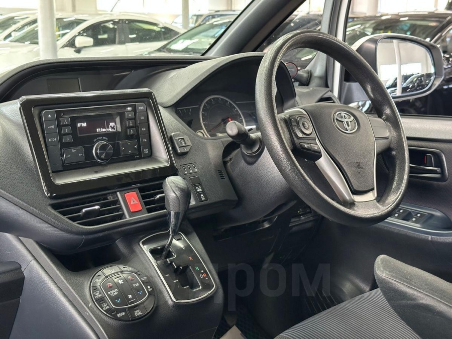 Toyota Voxy, 2015 | Смарт Авто Барнаул