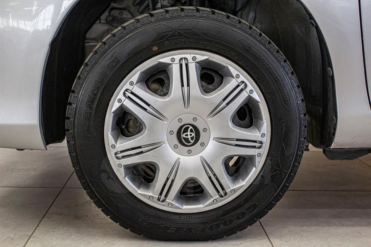 Toyota Vitz — изображение 6